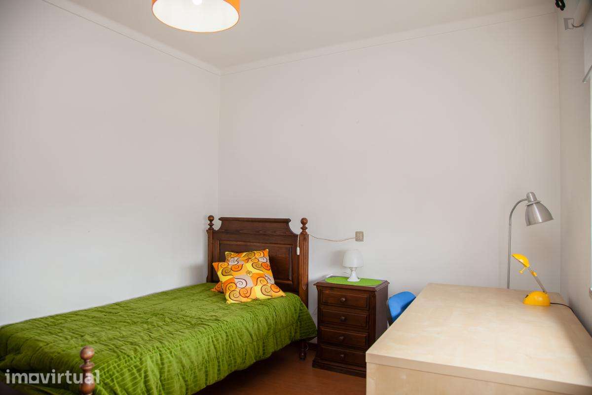 Quarto - localizado em Casal do Bispo Coimbra - Grande imagem: 2/17