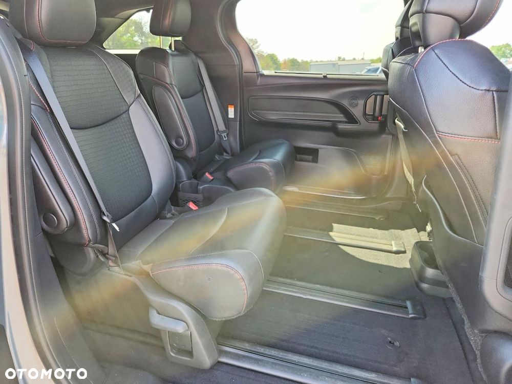 Toyota Sienna - 10