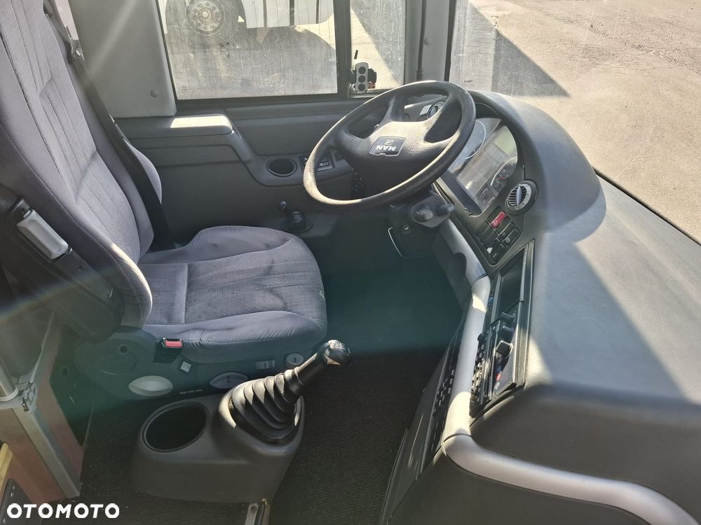 MAN LION'S COACH - 18
