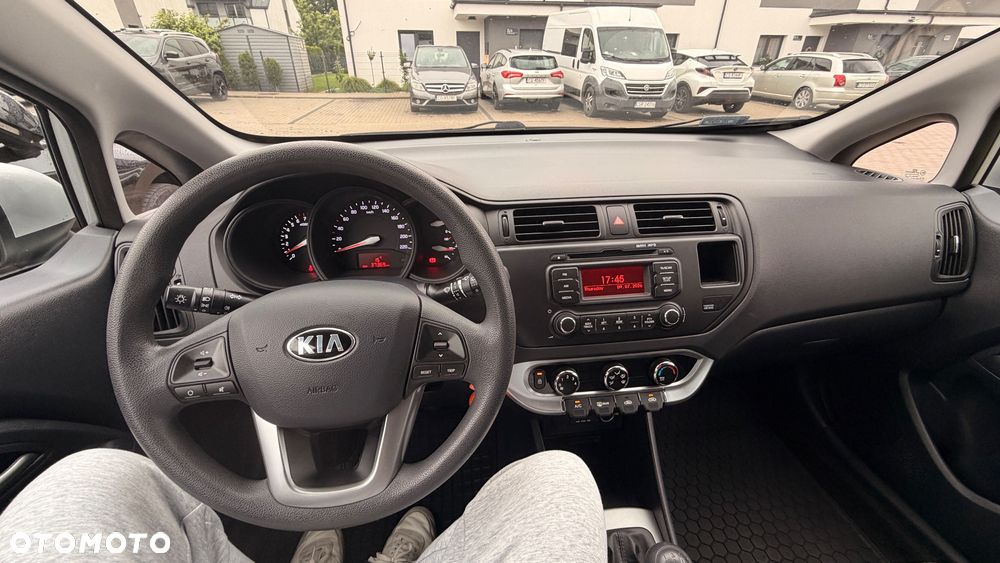 Kia Rio 1.2 L - 8