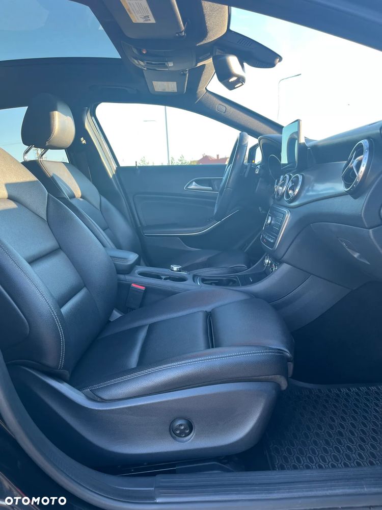 Mercedes-Benz GLA 250 4Matic 7G-DCT - 14