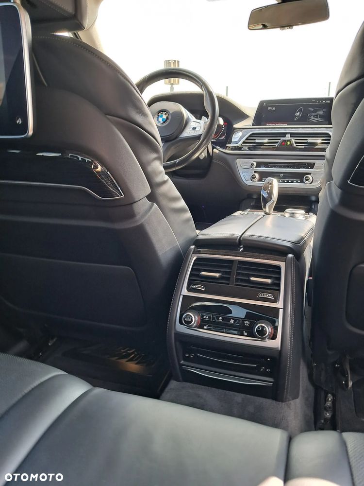 BMW Seria 7 750i xDrive - 25