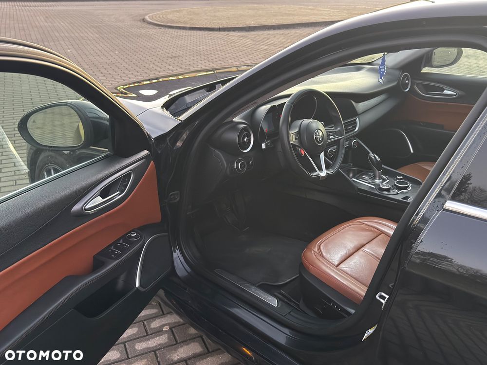 Alfa Romeo Giulia 2.0 Turbo 16V AT8-Q4 Ti - 8