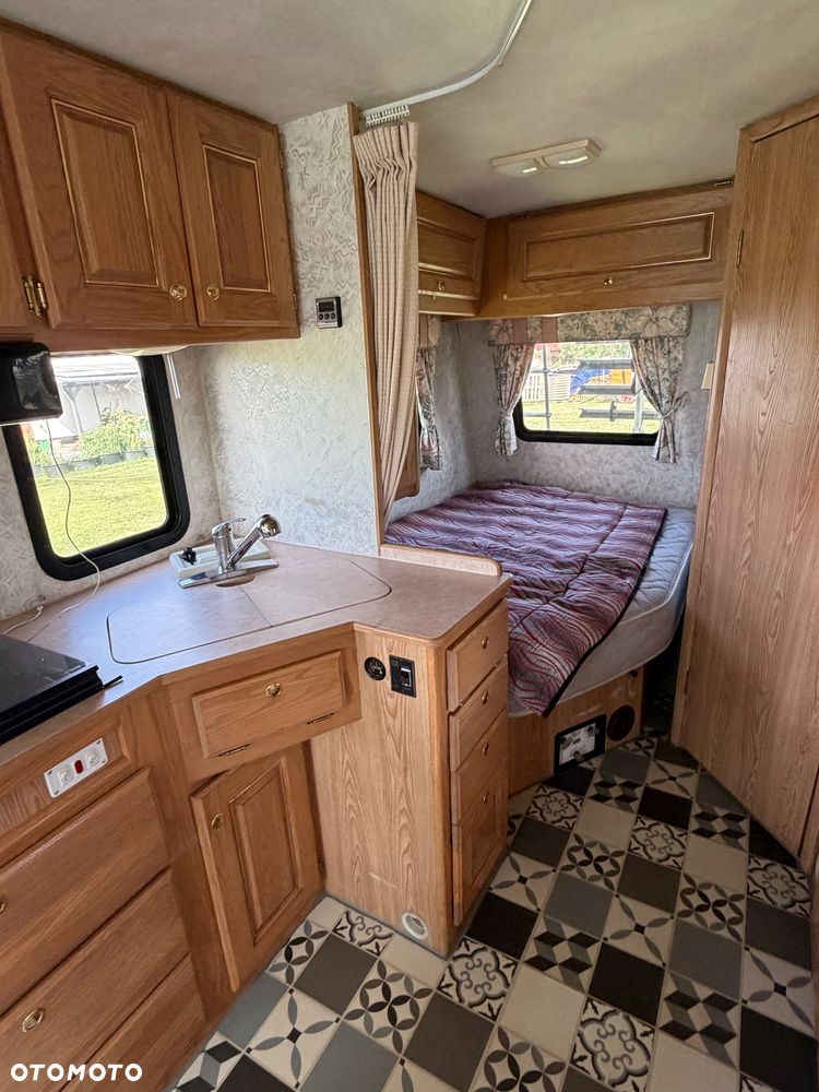 Ford E-350 Triple-E Empress - 10