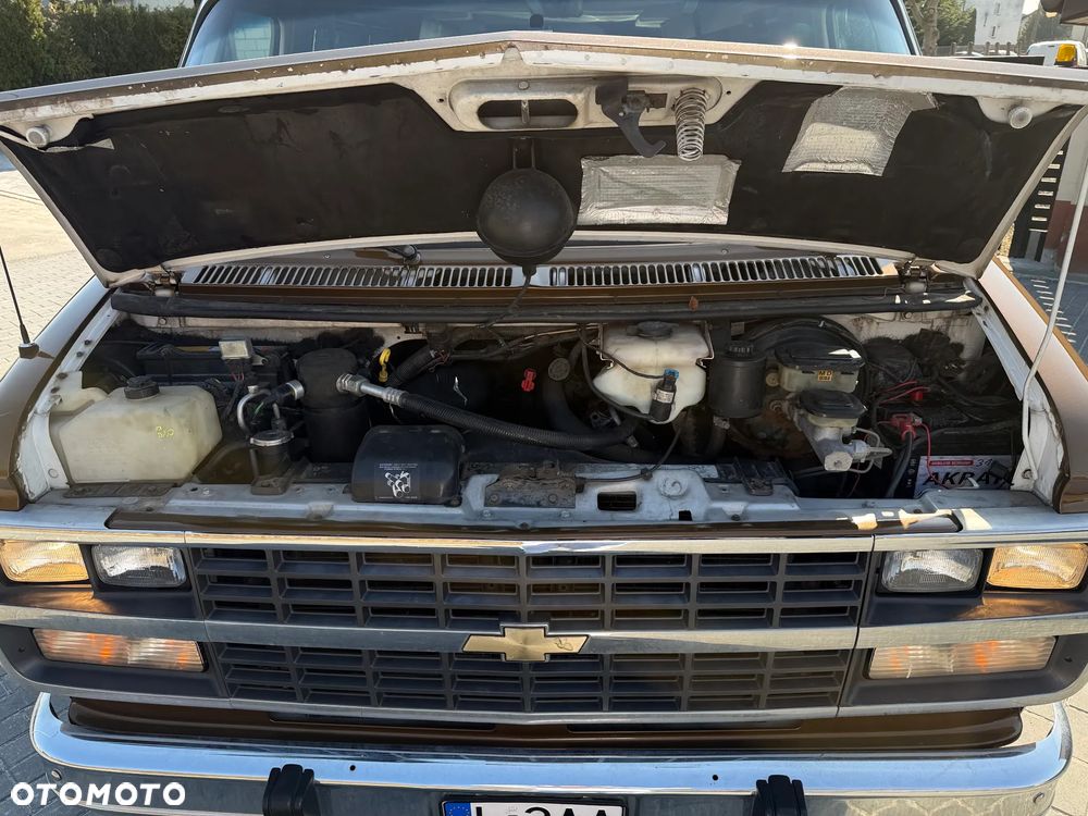 Chevrolet Chevy Van - 22