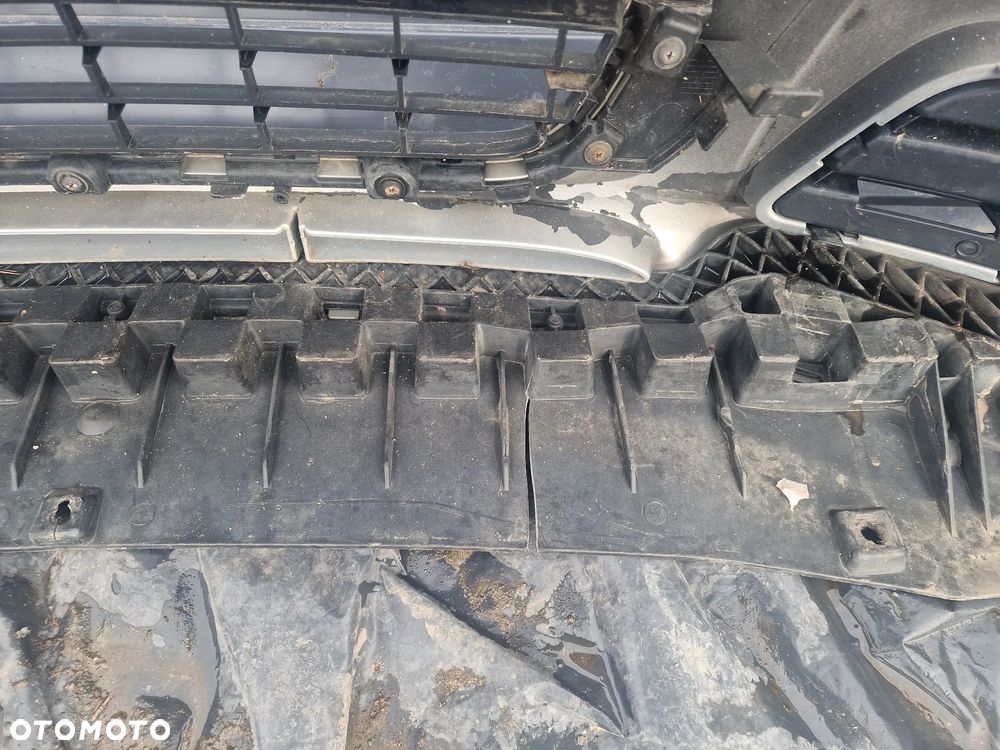 19/ zderzak przedni audi A3 8P0 - 7