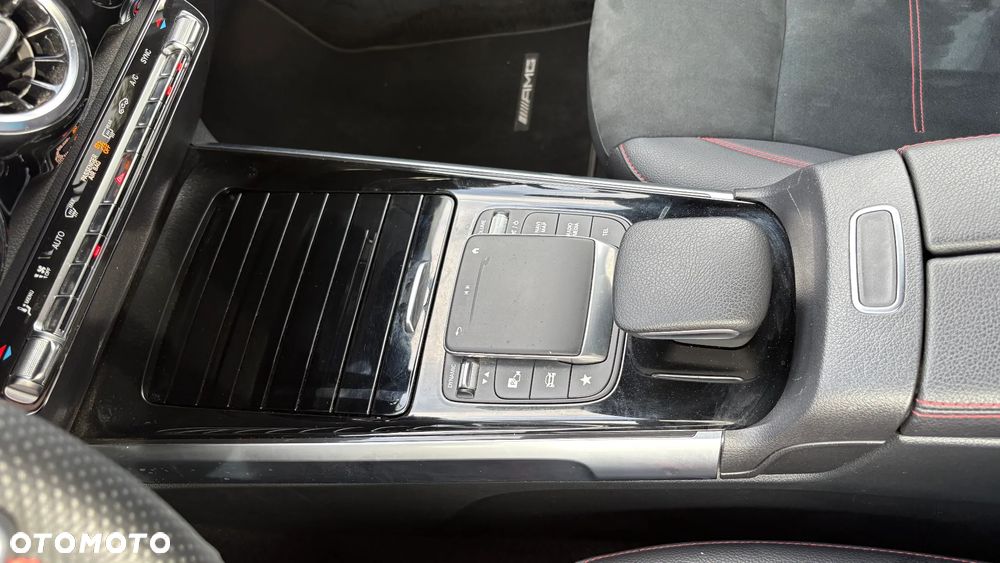 Mercedes-Benz GLB 200 4-Matic AMG Line 8G-DCT - 32