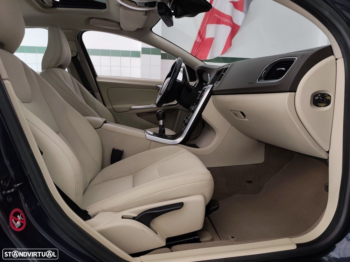 Volvo V60 2.0 D4 Momentum - 12