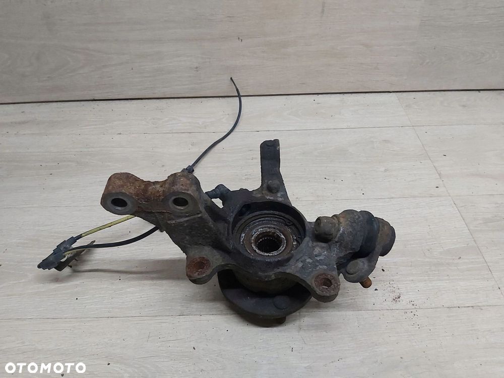 Toyota Corolla E12 zwrotnica piasta prawy przód 1,4 1,6 vvti 1,4 d4d - 3