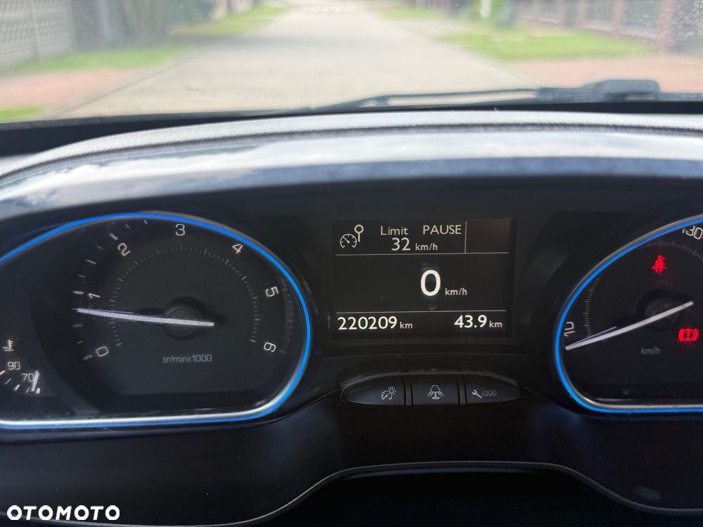 Peugeot 2008 1.6 e-HDi Allure S&S - 23
