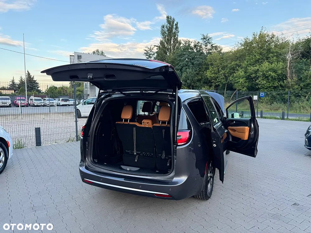 Chrysler Pacifica - 12