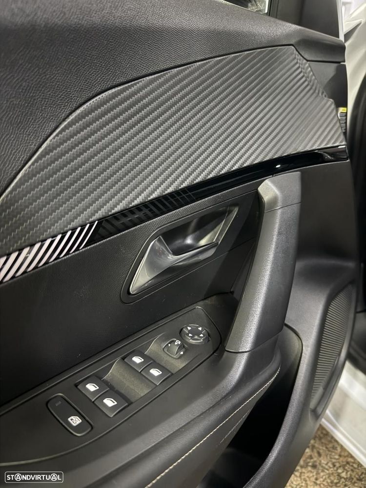 Peugeot 2008 1.2 PureTech Allure - 4