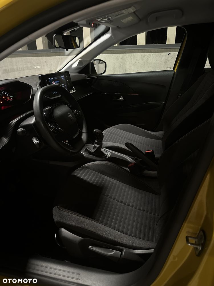 Peugeot 208 - 8