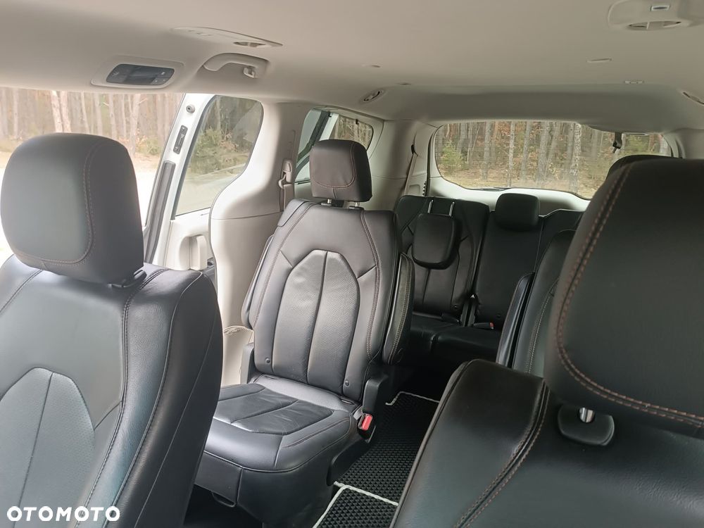 Chrysler Pacifica - 11