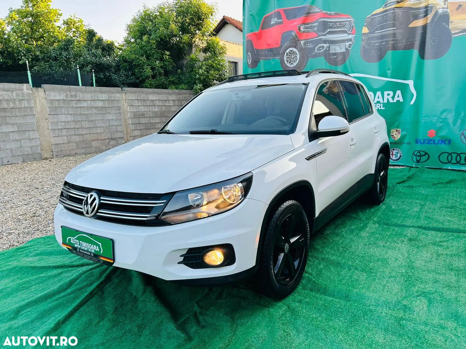 Volkswagen Tiguan - 1