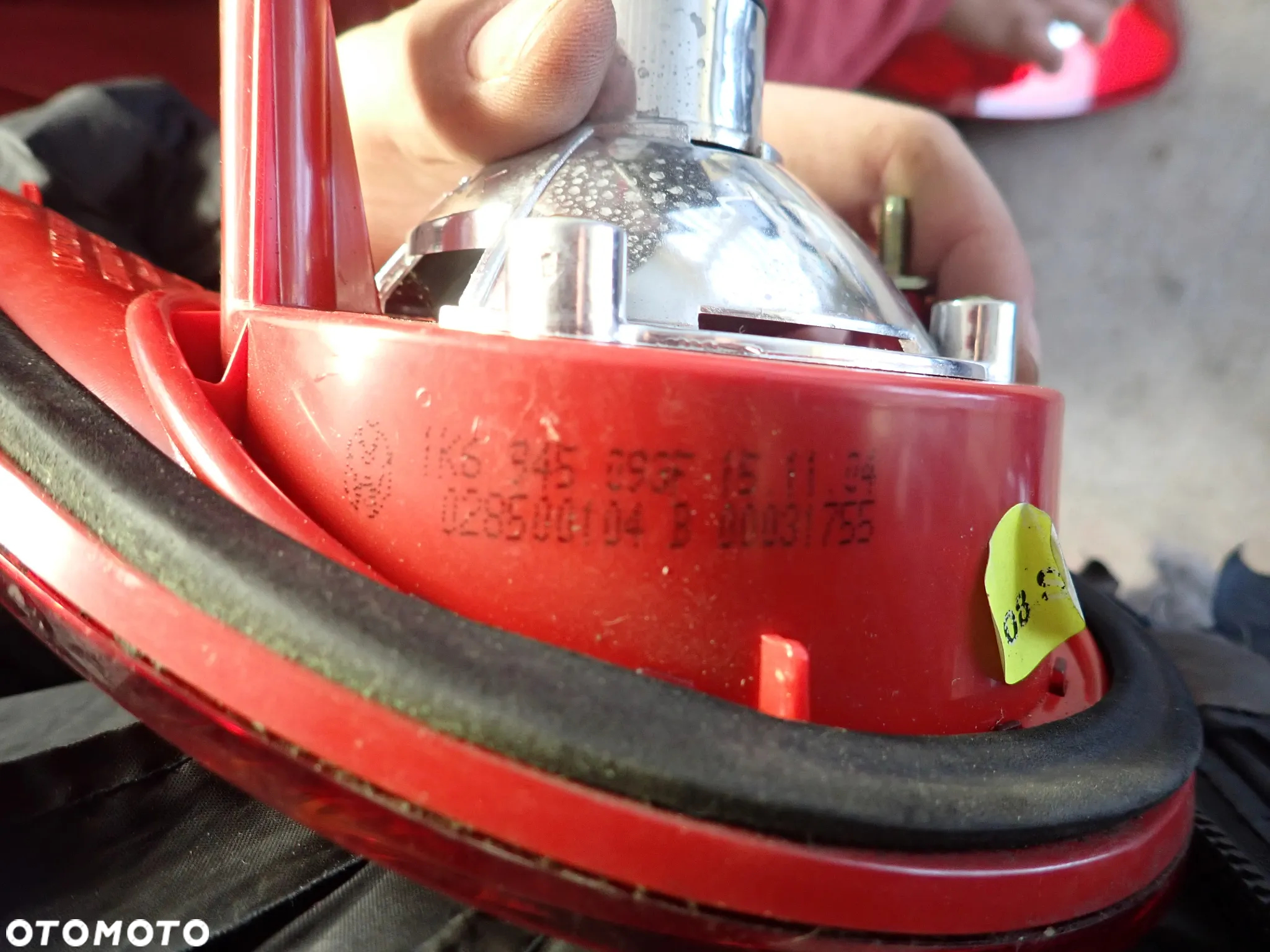 VOLKSWAGEN GOLF V LAMPA LEWY TYŁ W KLAPĘ 1K6945093F - 4