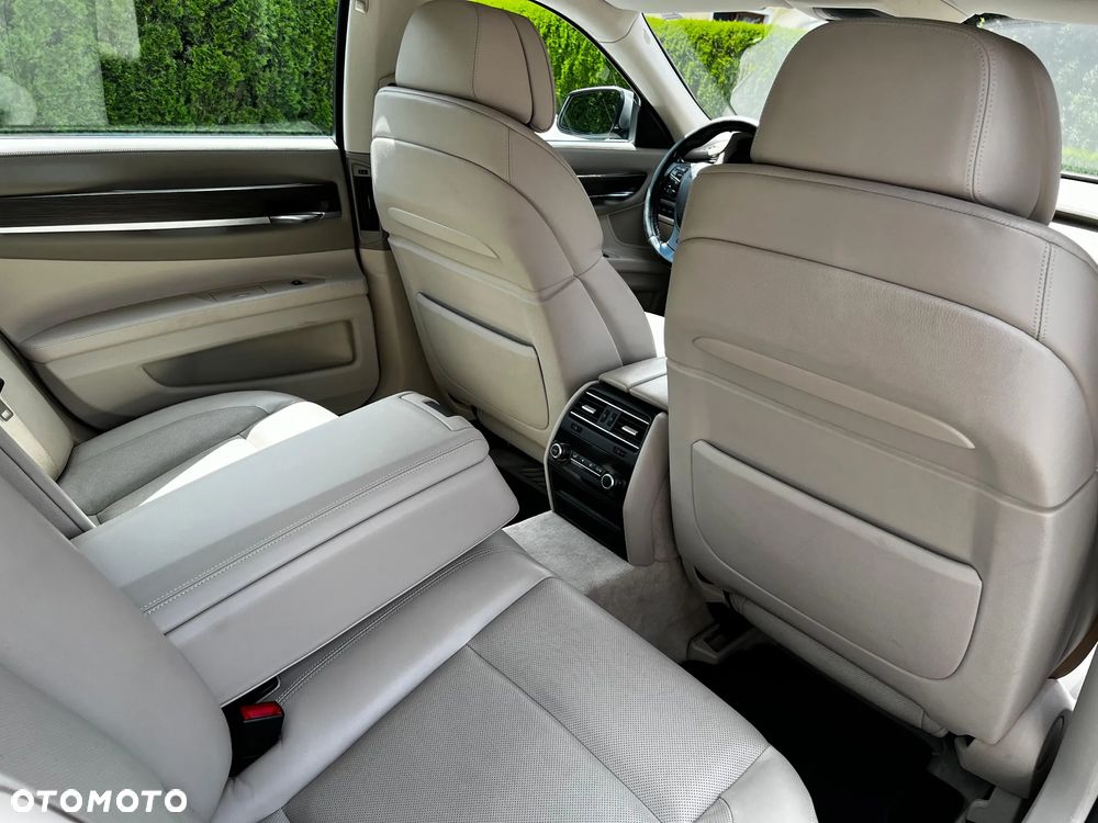 BMW Seria 7 750Li xDrive - 16