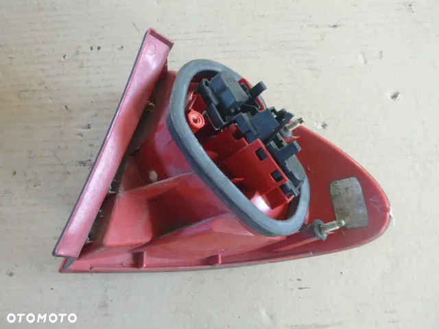 LAMPA LEWY TYŁ LEWA TYLNA TOYOTA AVENSIS I T22 LIFT KOMBI - 4