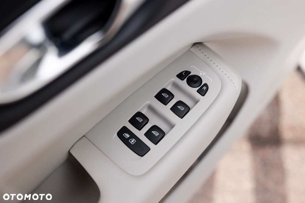 Volvo XC 60 B5 B AWD Plus Dark - 27