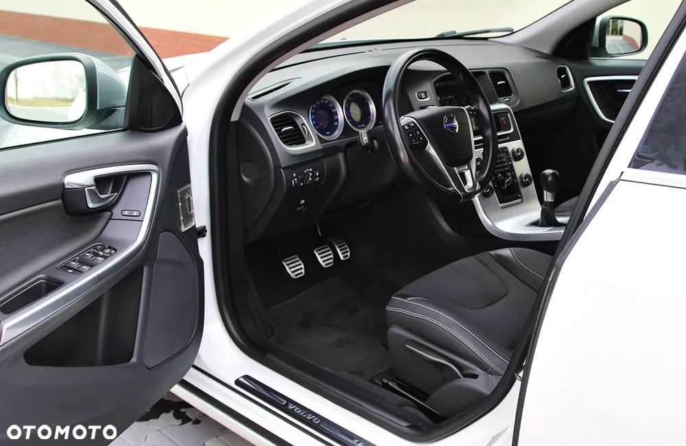 Volvo V60 2.0T R-Design - 16