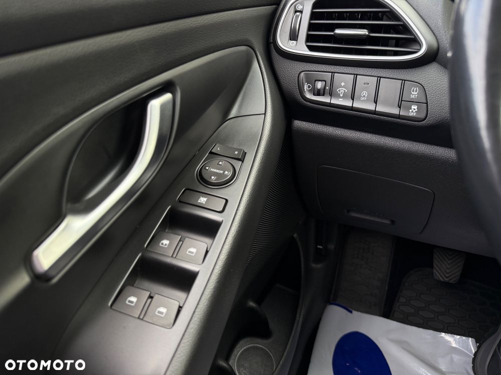 Hyundai i30 1.5 DPI Classic + - 16