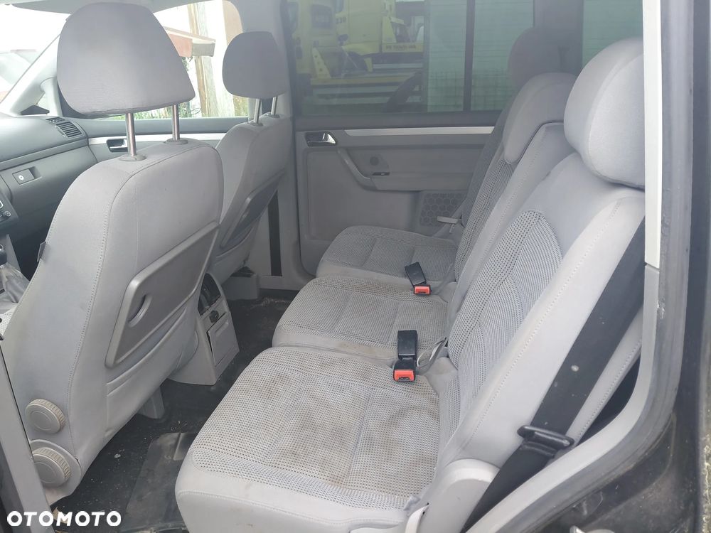 Volkswagen Touran 2.0 FSI Trendline - 12
