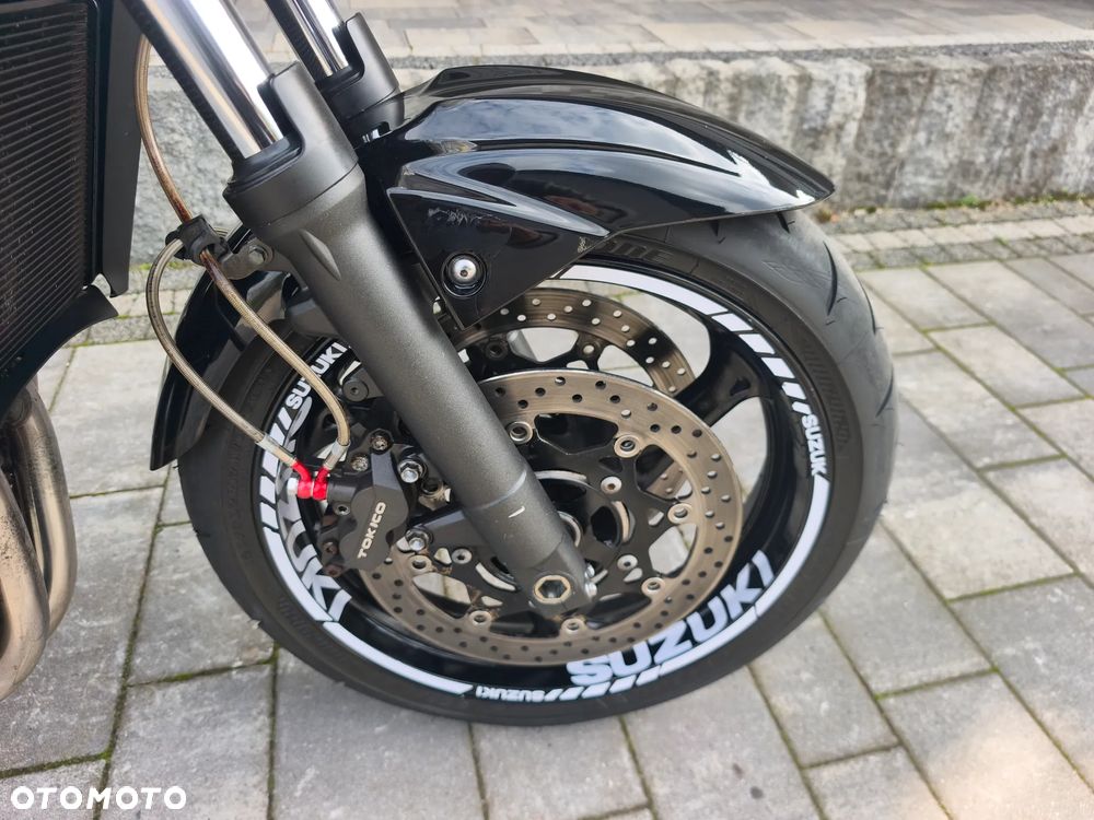 Suzuki GSR - 8