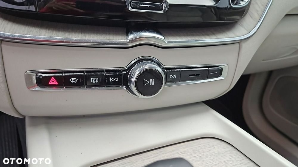 Volvo XC 60 B4 B Plus Dark - 19