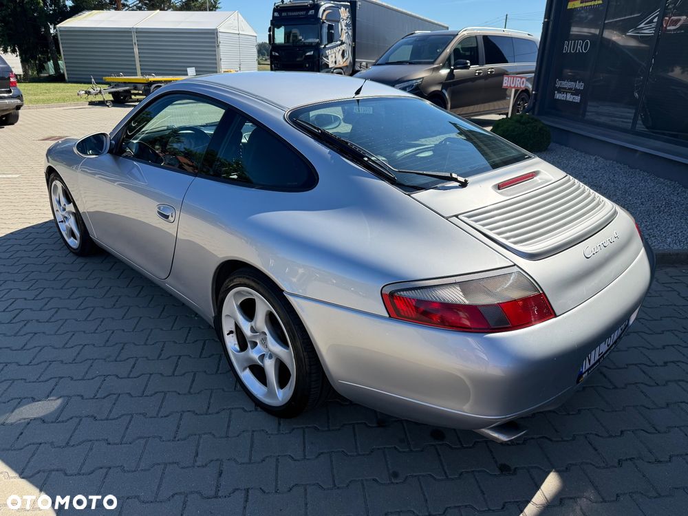 Porsche 911 Carrera 4 - 12