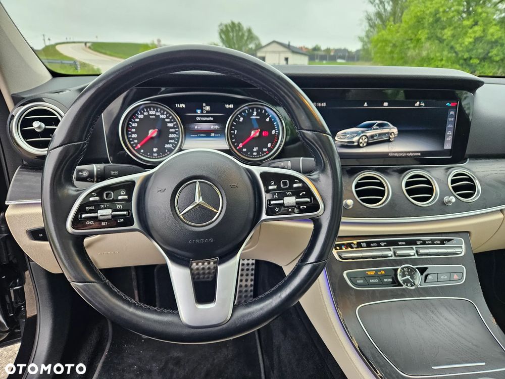 Mercedes-Benz Klasa E 220 d 4-Matic 9G-TRONIC - 24