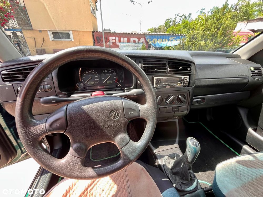 Volkswagen Golf 1.6 CL - 24