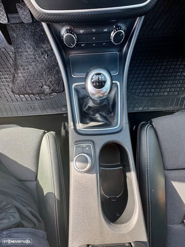 Mercedes-Benz A 180 d AMG Line - 24