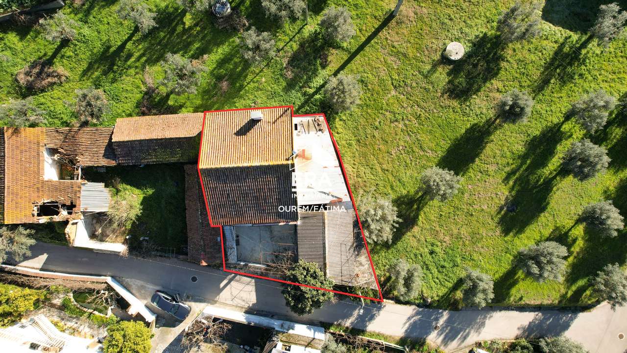 Moradia T4 implantada num terreno com 310 m2 em Rio de Couros - Grande imagem: 2/24