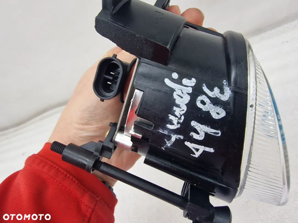 AUDI A4 B7 / AUDI A3 8P 04-07 PRAWY HALOGEN , NR AUKCJI H35 - 4