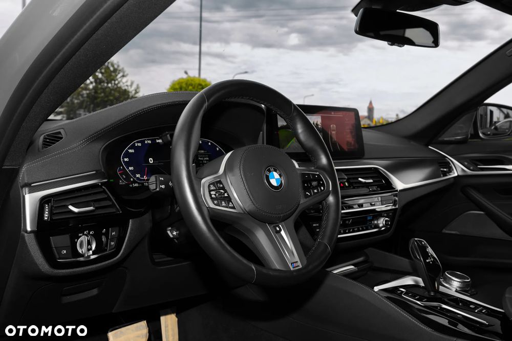 BMW Seria 5 520d xDrive Touring M Sport Edition - 11