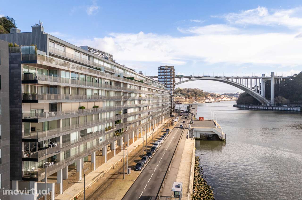 Apartamento com 3 Suítes e varanda na primeira linha do rio Douro - Grande imagem: 2/36