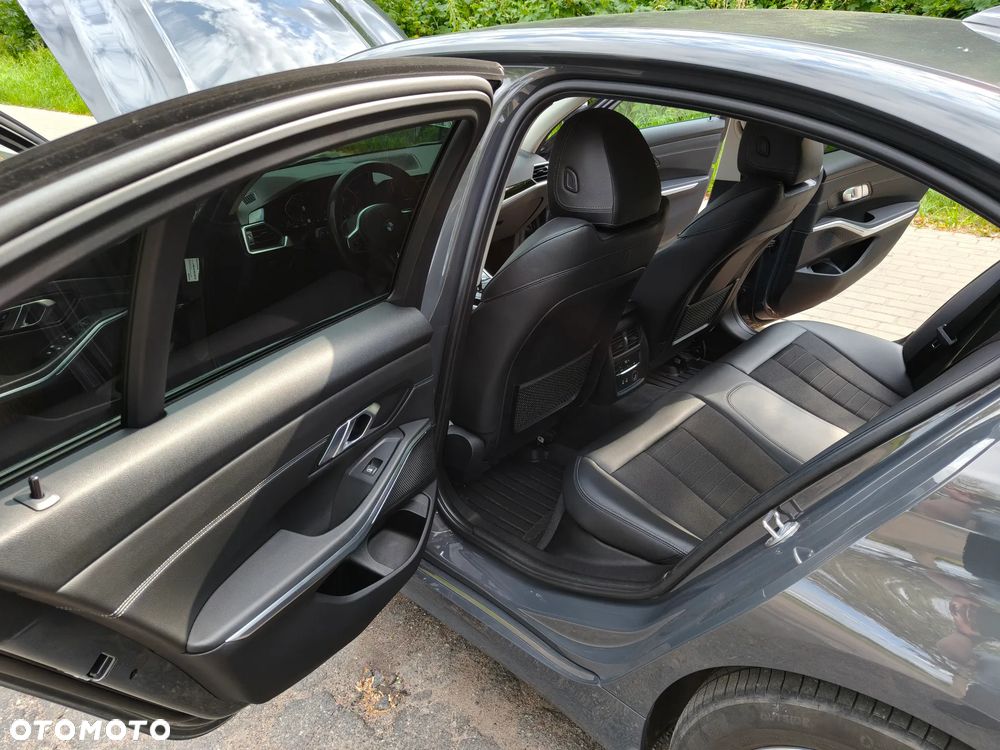 BMW Seria 3 320d xDrive - 23