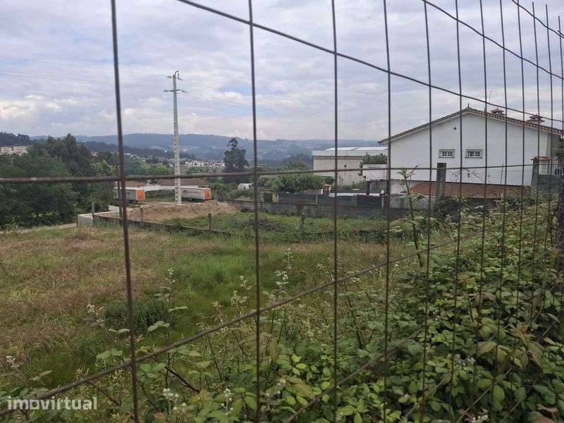 Terreno perto dos Gêmeos Ferreira em Lousada - Grande imagem: 3/5