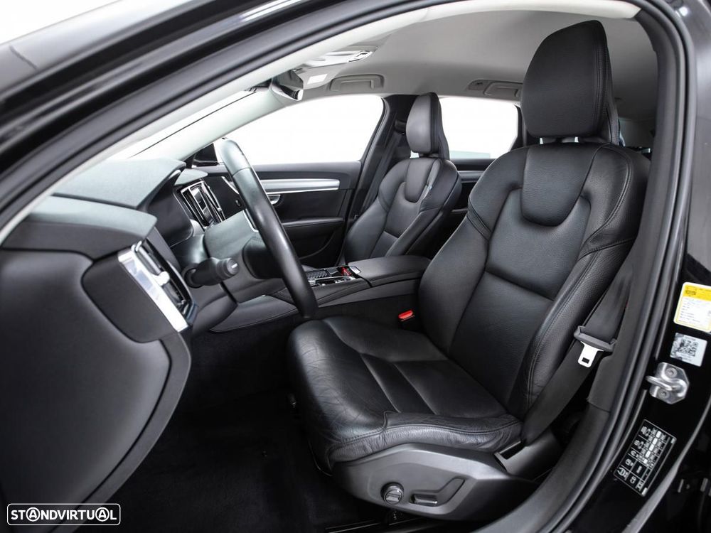 Volvo V90 2.0 T8 Momentum AWD Geartronic - 9