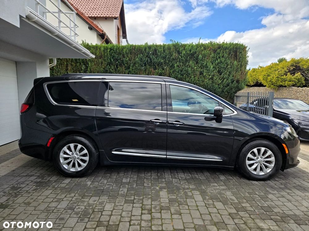 Chrysler Pacifica - 4