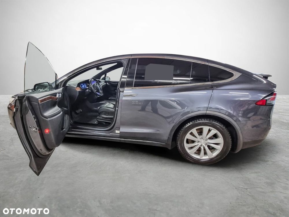 Tesla Model X - 22