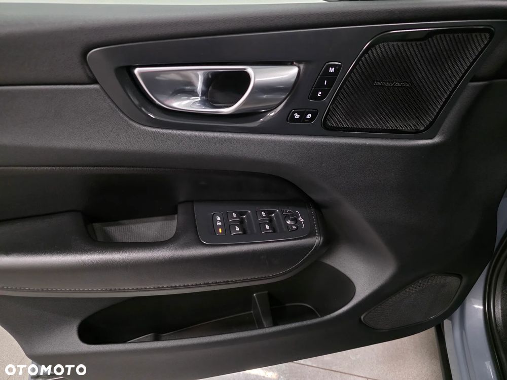 Volvo XC 60 B4 D AWD Plus Dark - 24