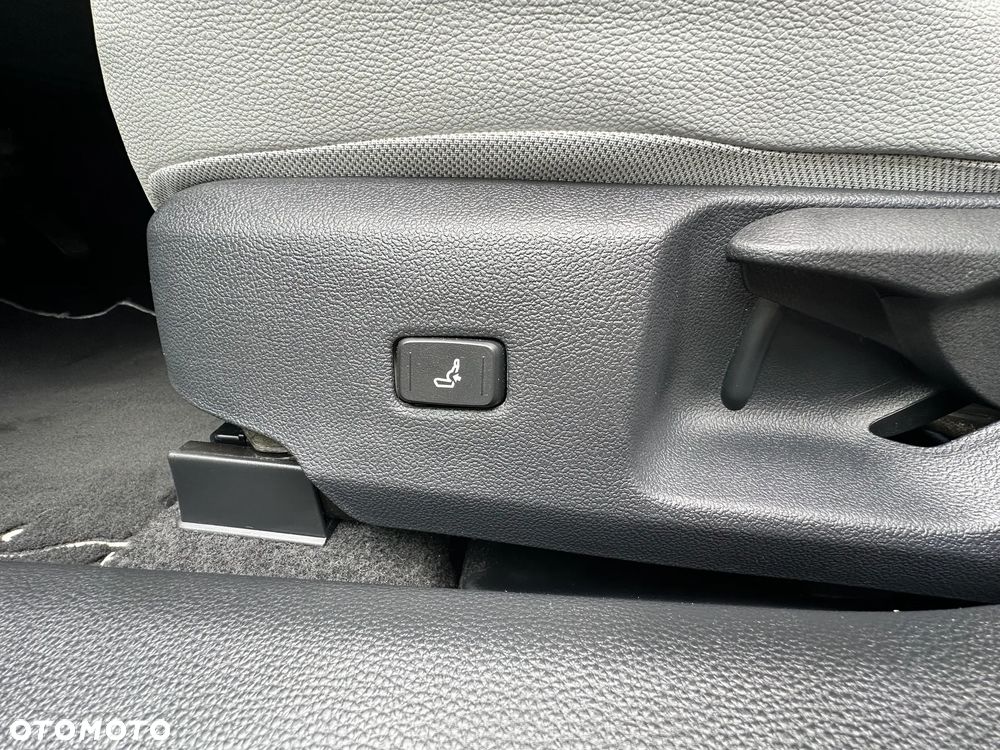 Toyota Corolla 2.0 Hybrid Executive - 26
