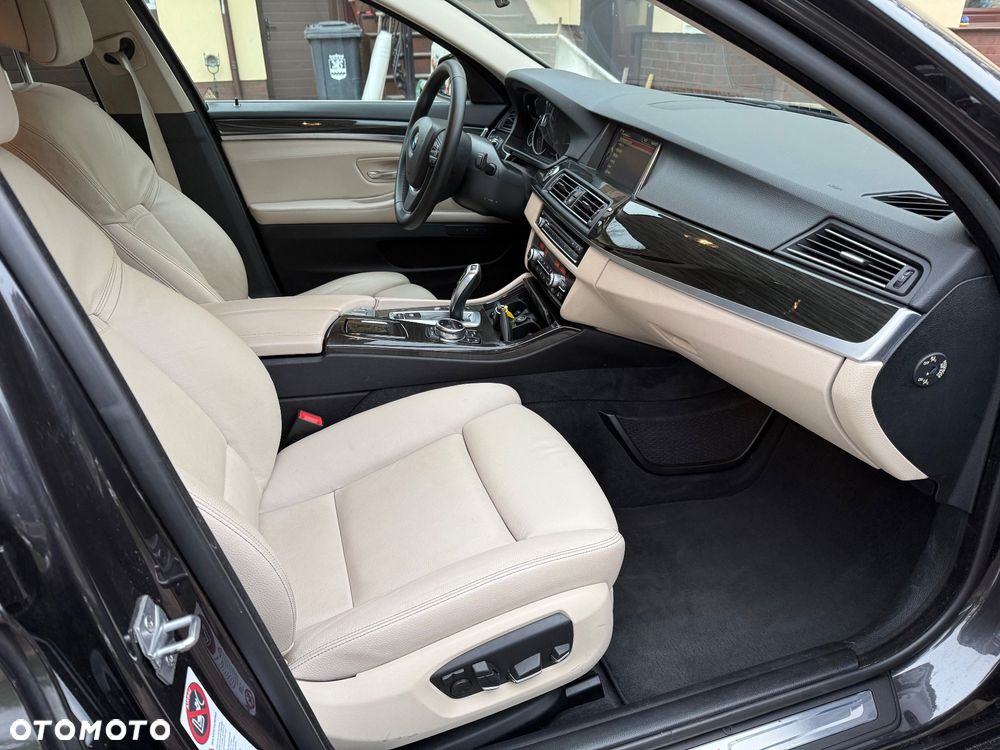 BMW Seria 5 525d Luxury Line - 13