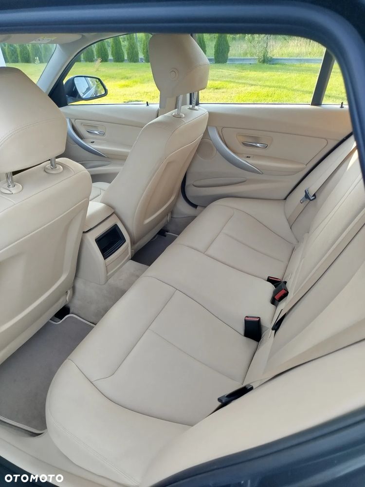 BMW Seria 3 318d xDrive - 13