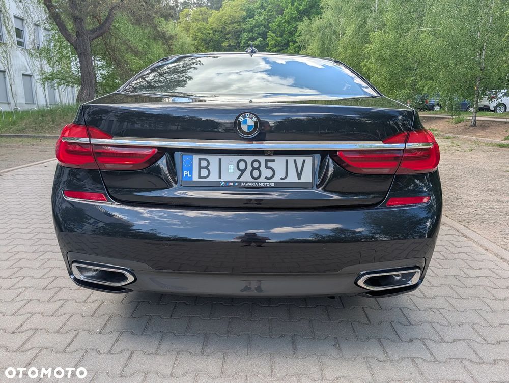 BMW Seria 7 740i - 8
