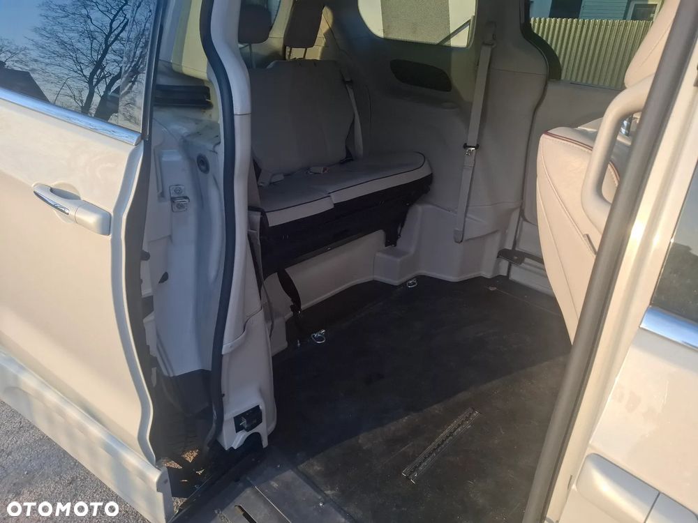 Chrysler Pacifica - 12