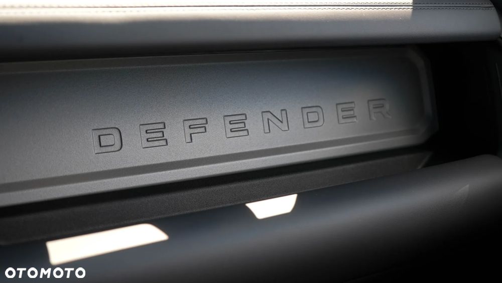 Land Rover Defender - 27