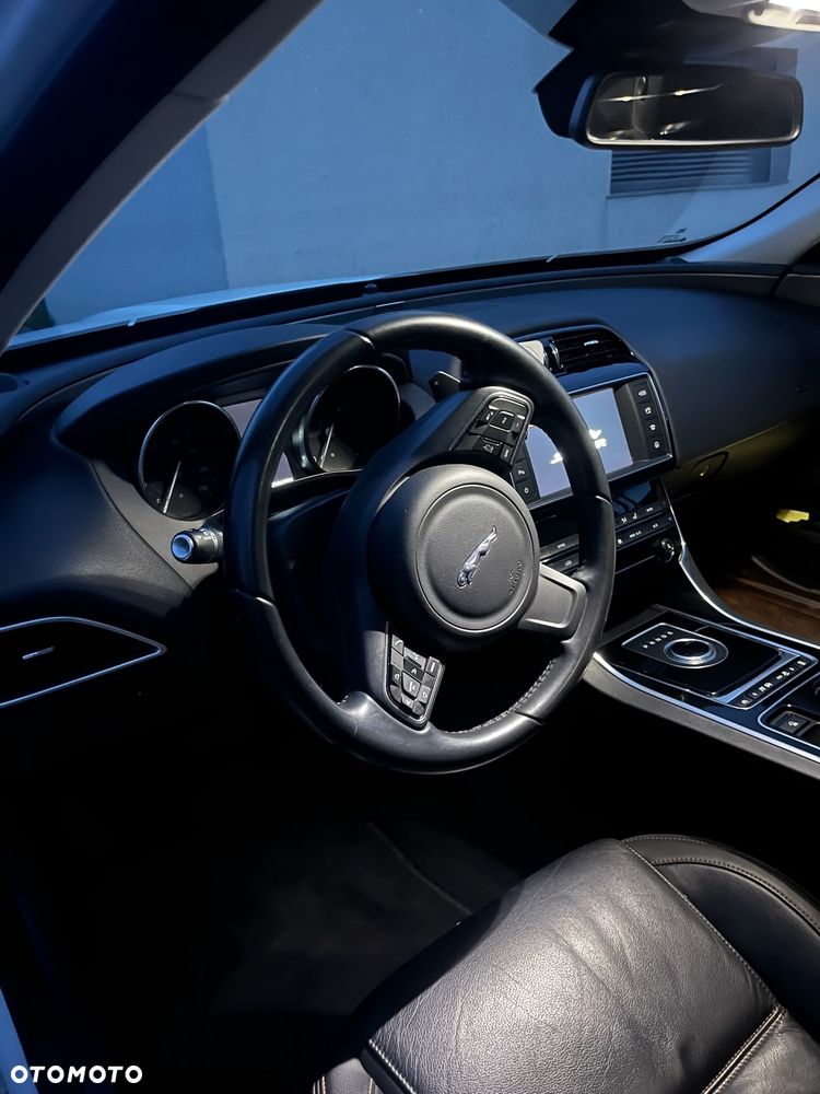 Jaguar XE 20d Prestige - 3