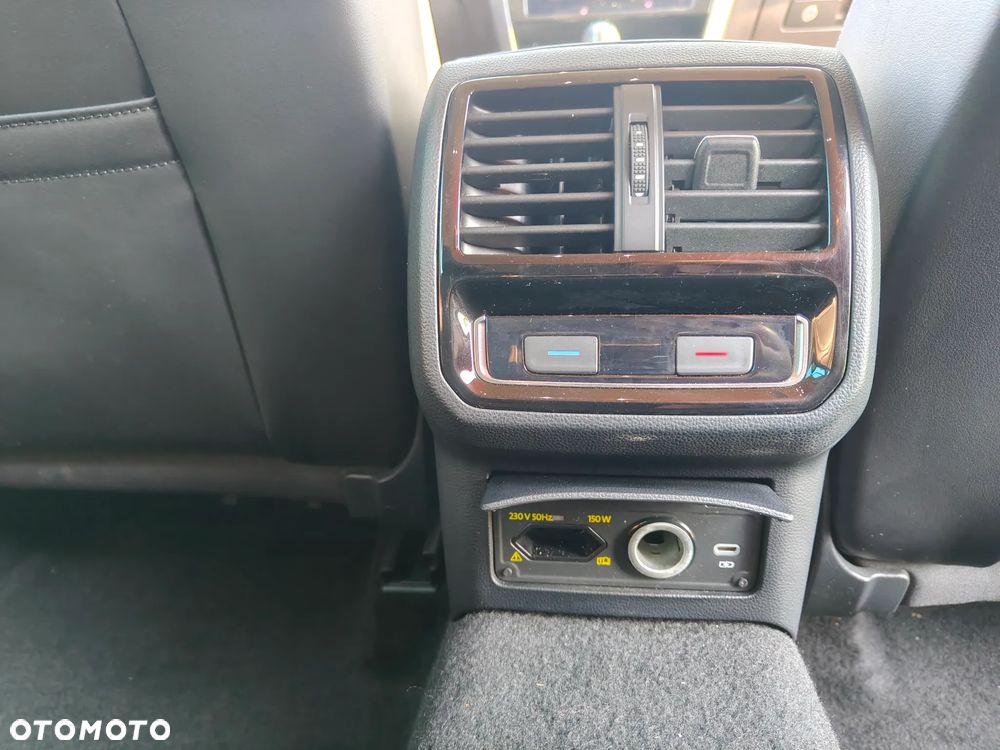 Volkswagen Passat Variant 2.0 TDI SCR DSG 4Motion Elegance - 29